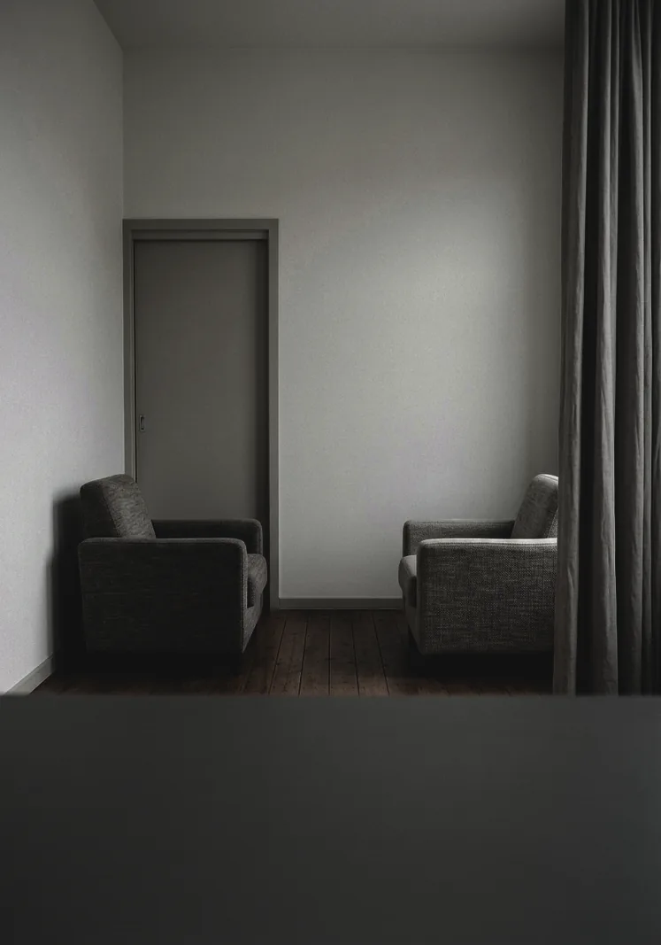Sala reservada en penumbra con dos butacas