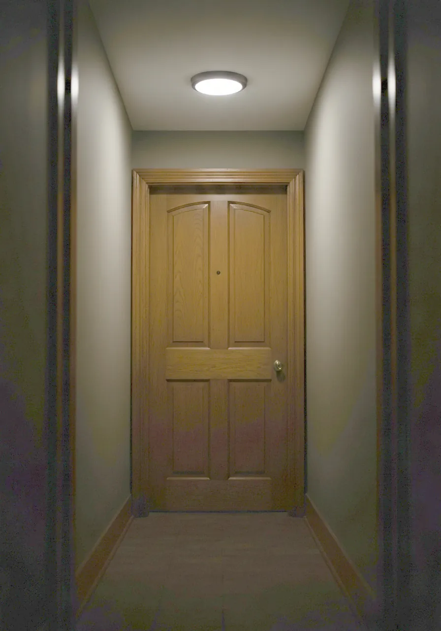 Puerta cerrada al fondo de un pasillo